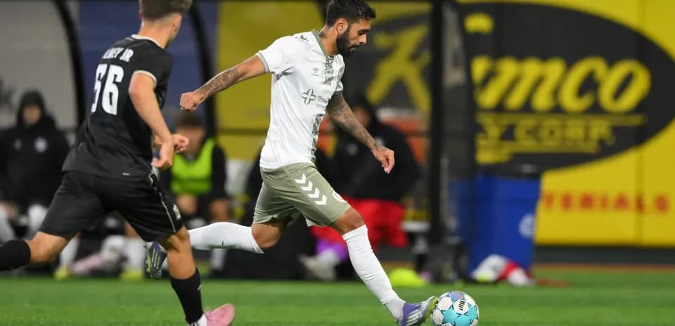 Jugador del NY Cosmos conduciendo el balón