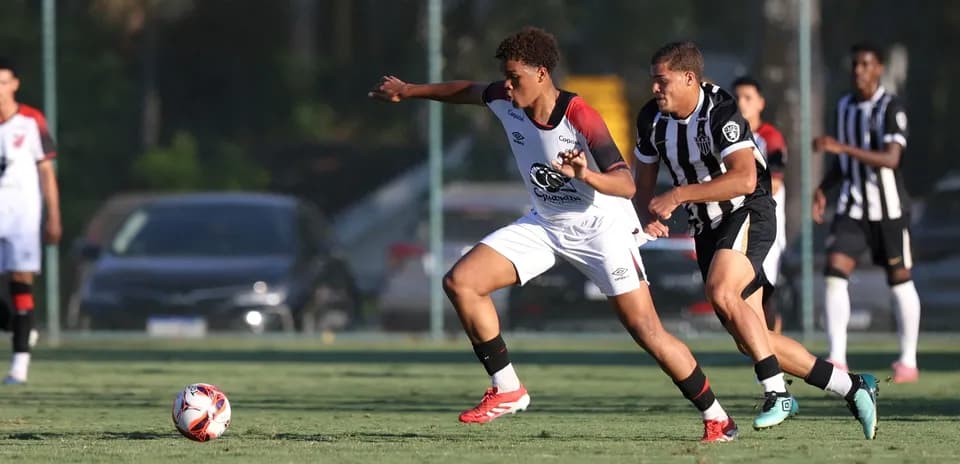 Jugadores de Atlético Paranaense y Atlético-MG en acción