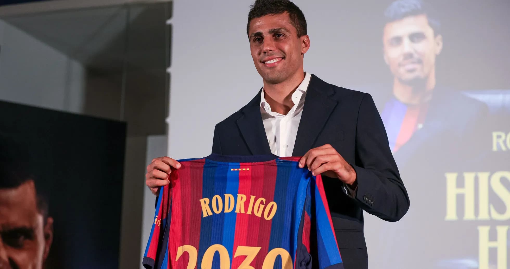 Jugador presentando camiseta de Barcelona con su nombre