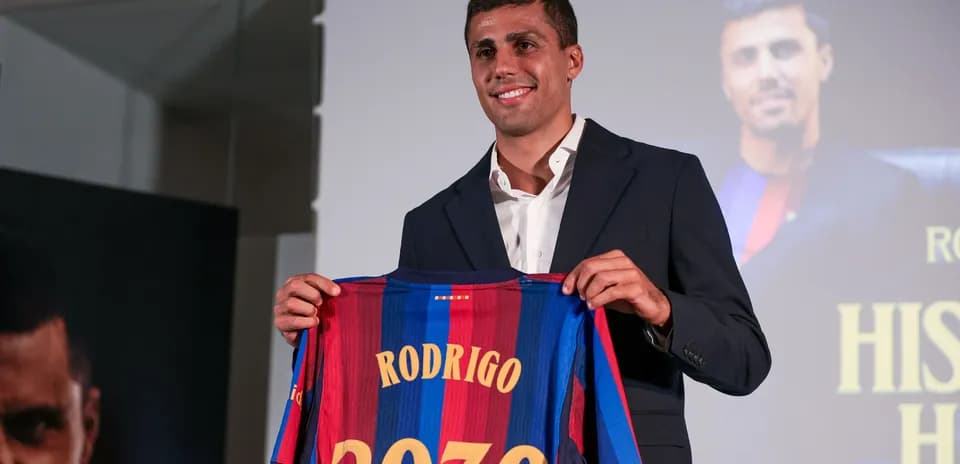 Jugador presentando camiseta de Barcelona con su nombre