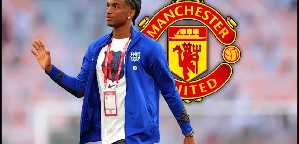 Jugador saludando con camiseta de fútbol y chaqueta