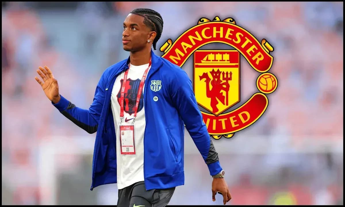 Jugador saludando con camiseta de fútbol y chaqueta