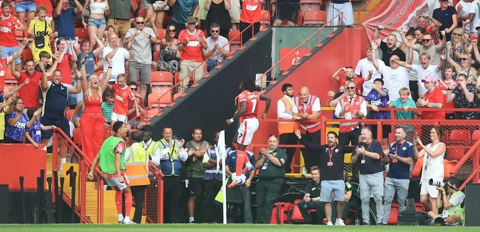 A jugador celebra con la afición en el estadio