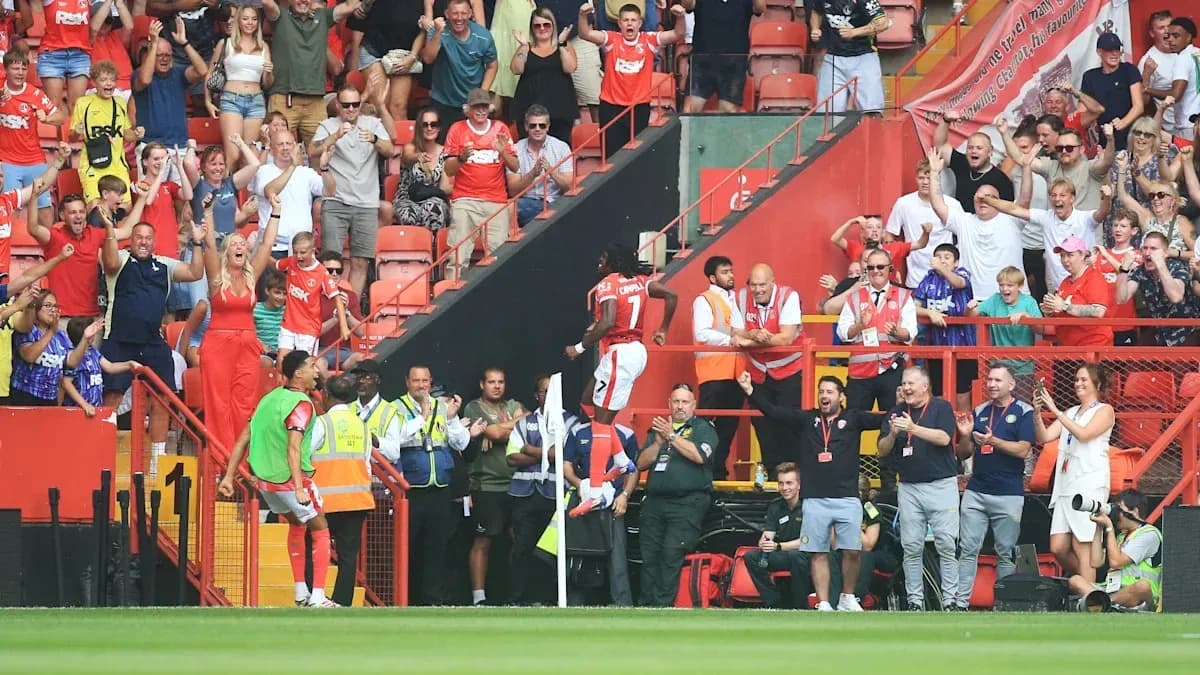 A jugador celebra con la afición en el estadio