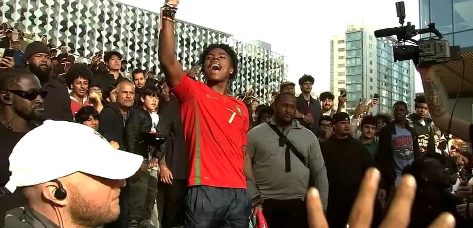 Jugador de Portugal animando a la multitud en evento