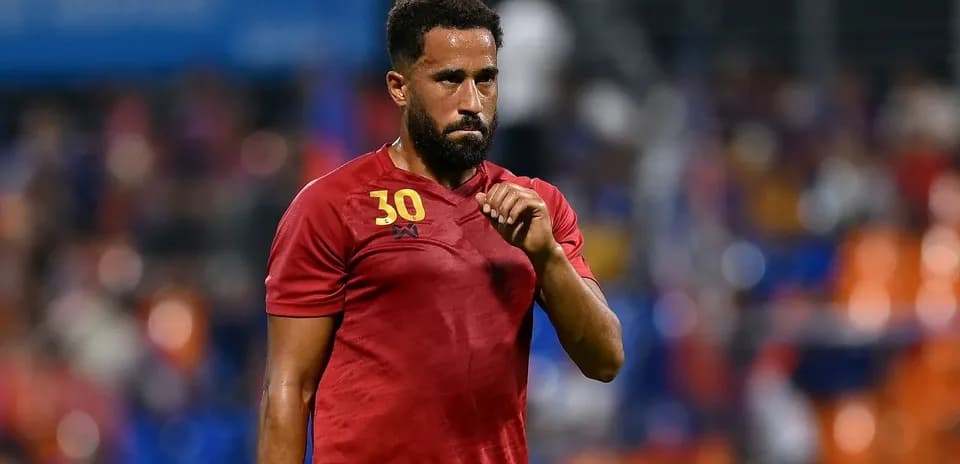 Jugador en camiseta roja durante el partido