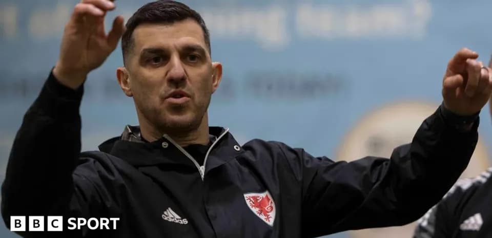 Entrenador gesticulando durante una sesión de entrenamiento