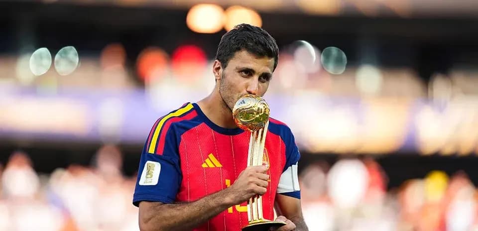 Jugador de España besando el trofeo de la Copa