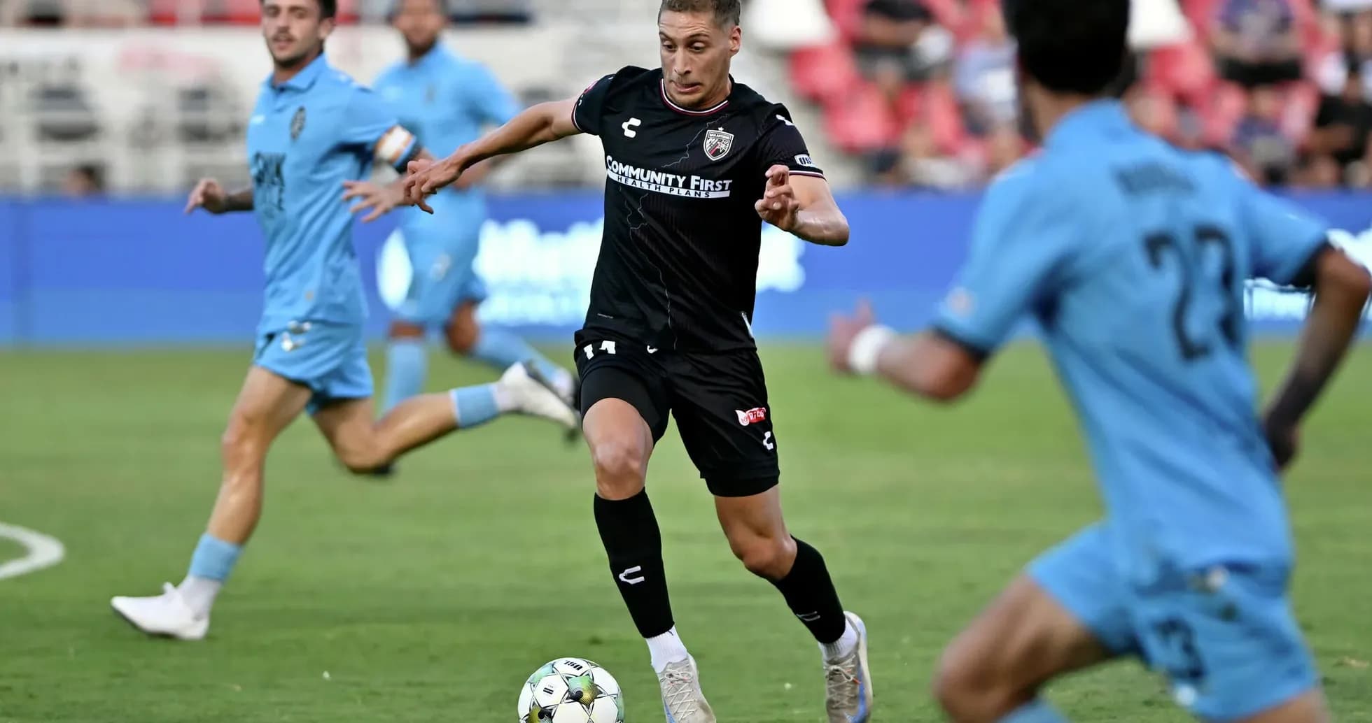 Jugador corriendo con el balón durante el partido