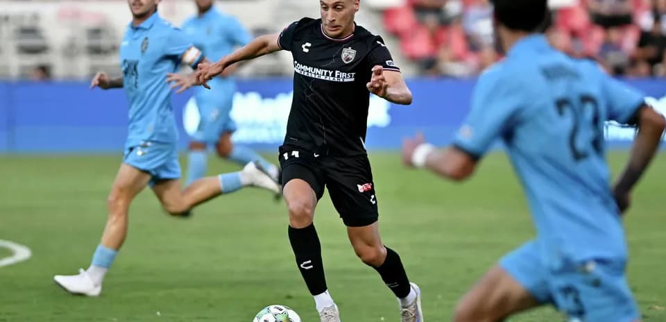 Jugador corriendo con el balón durante el partido