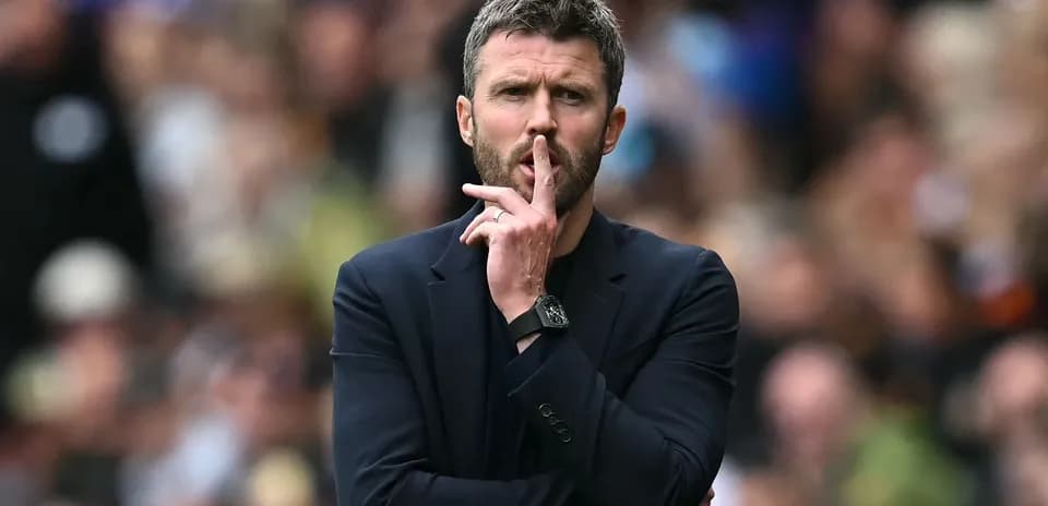 Entrenador pidiendo silencio durante un partido