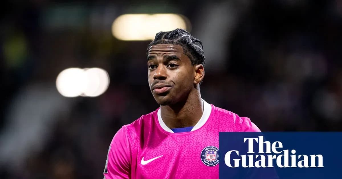 Portero de Toulouse en uniforme rosa durante el partido