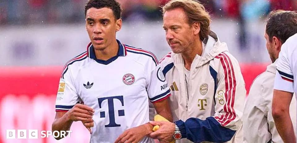 Jugador de Bayern Múnich siendo atendido por el personal