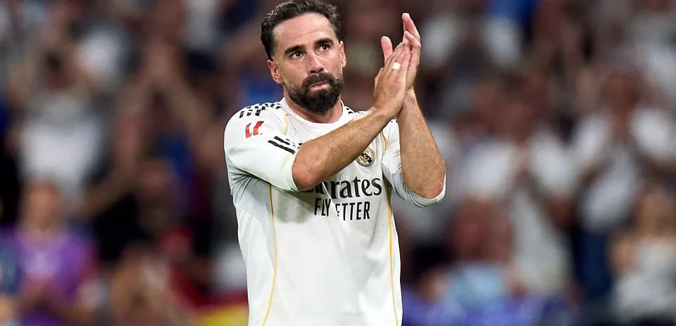 Jugador aplaudiendo en el estadio durante el partido