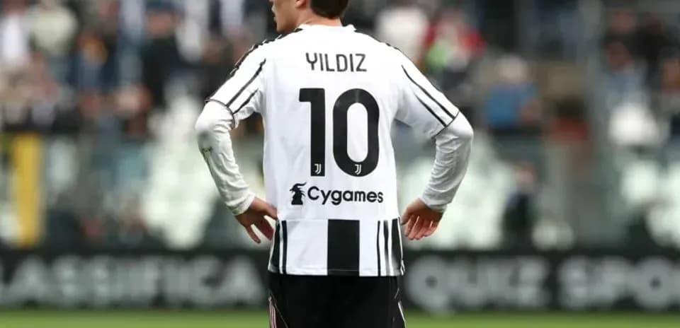 Jugador con camiseta de Juventus, número 10, en el campo