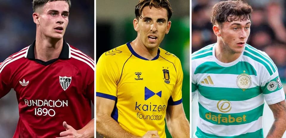 Tres jugadores de fútbol en diferentes uniformes