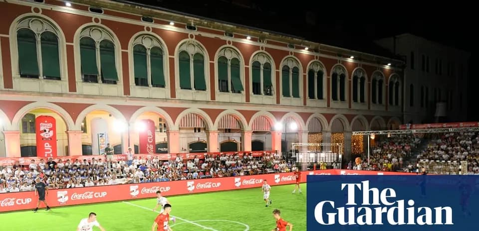 Jugadores compitiendo en el campo durante el partido