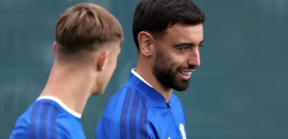 Jugadores conversando durante sesión de entrenamiento