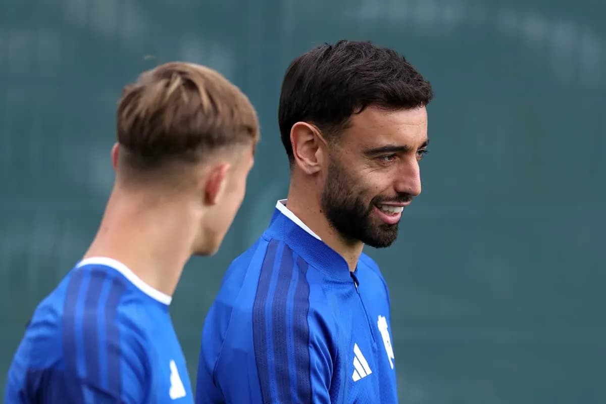Jugadores conversando durante sesión de entrenamiento