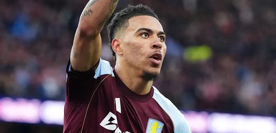 Jugador de Aston Villa celebrando una jugada en el partido