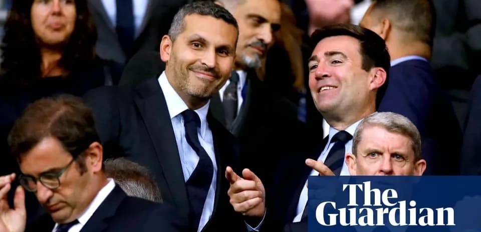 Directivos sonriendo en palco durante un partido