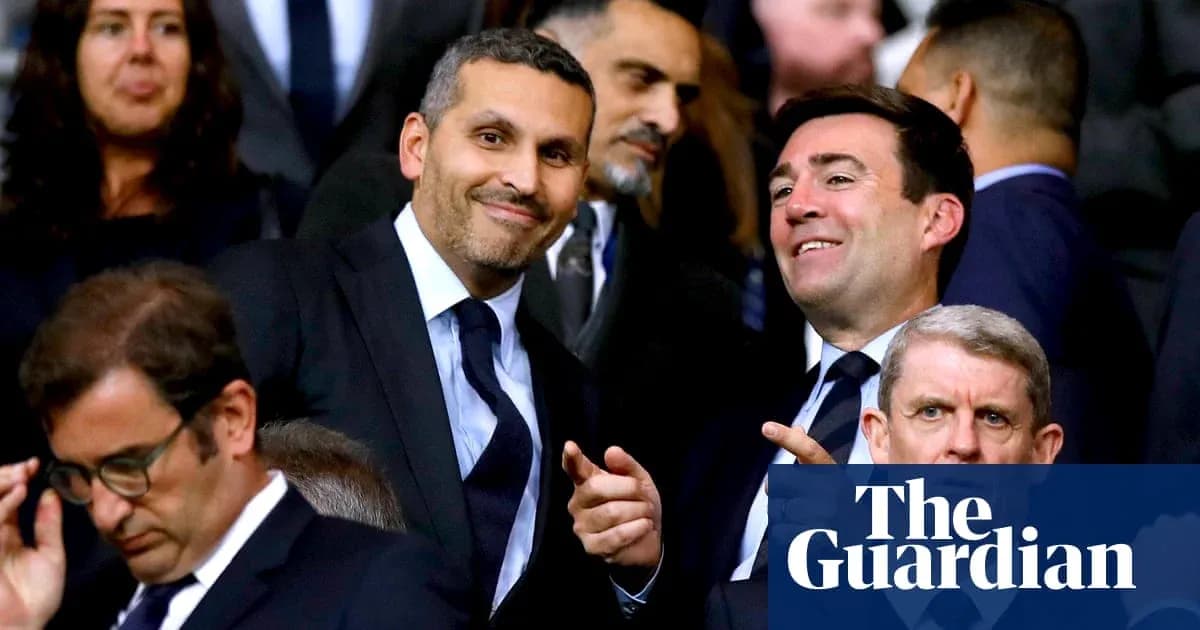 Directivos sonriendo en palco durante un partido