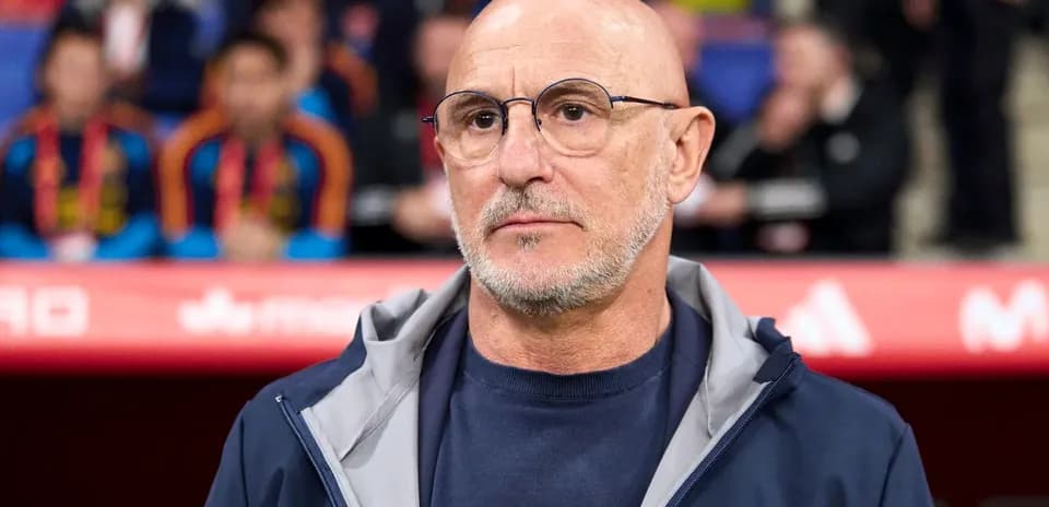 Entrenador observando desde la banda del campo