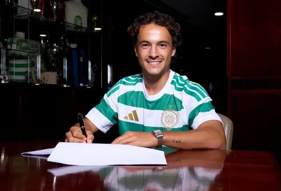 Jugador firmando contrato en camiseta del club Jugador firmando contrato en camiseta del club