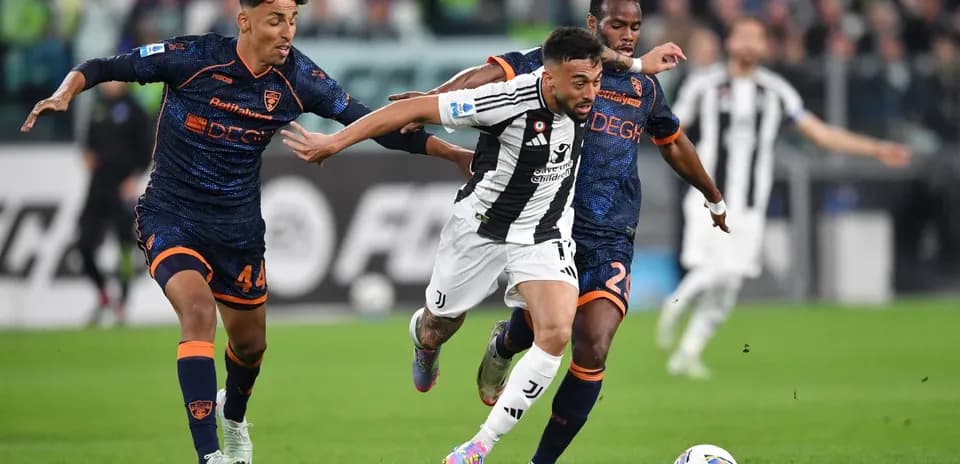 Jugadores de Lecce y Juventus en acción