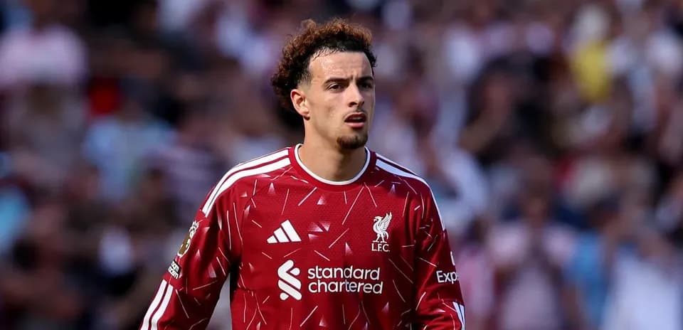 Jugador de Liverpool en acción durante el partido