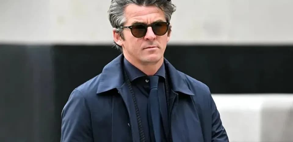 Hombre con gafas de sol caminando por la calle