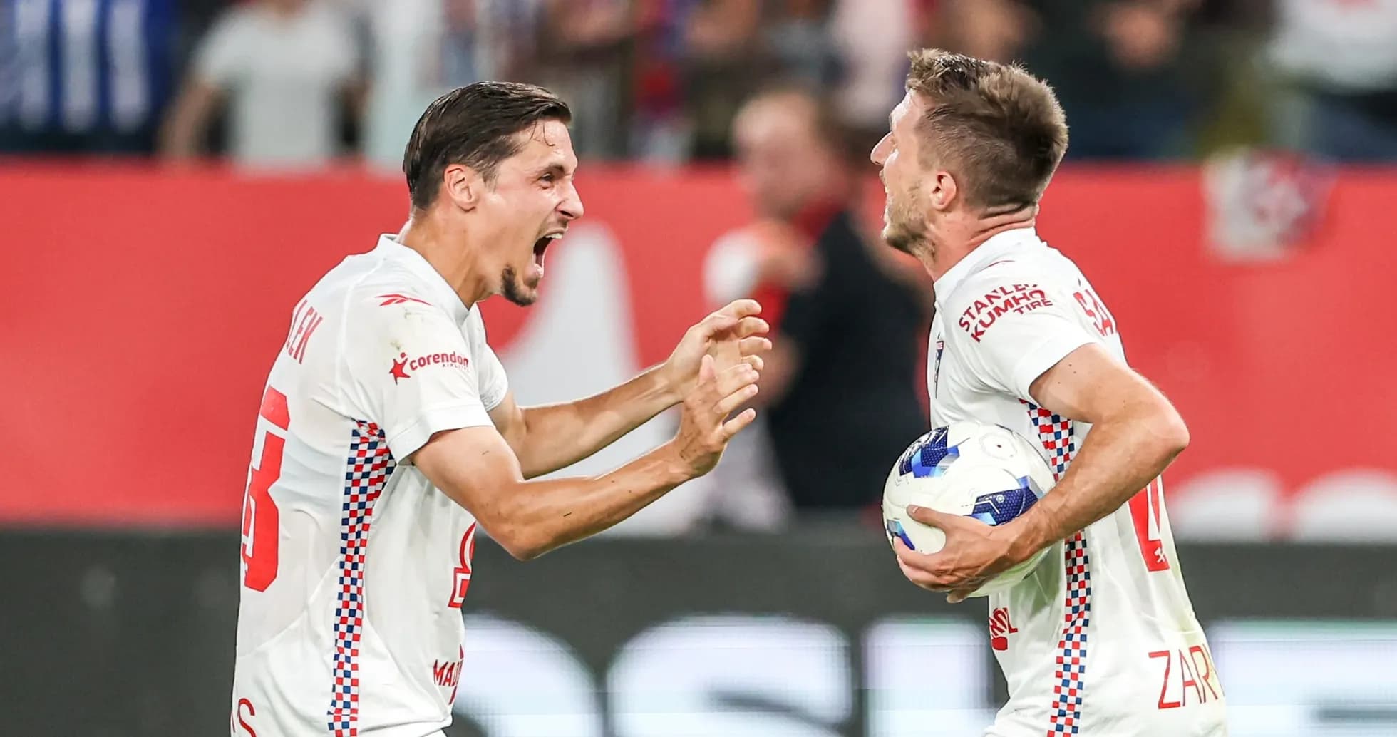 Dos jugadores celebrando un gol en fútbol