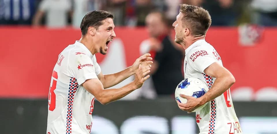 Dos jugadores celebrando un gol en fútbol