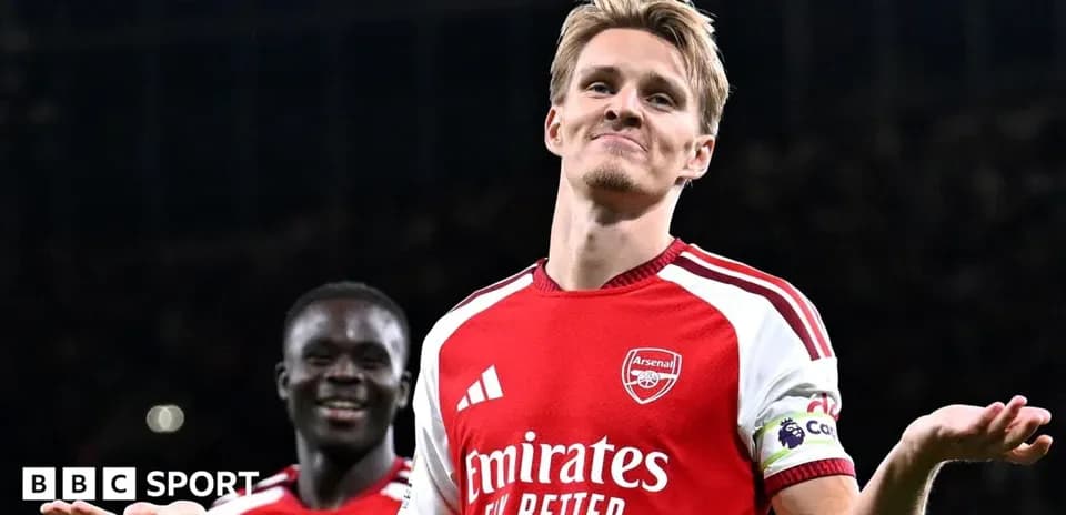 Jugador de Arsenal celebrando con gesto divertido