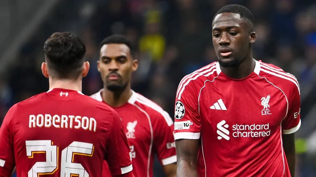 Jugadores de Liverpool en el campo durante el partido