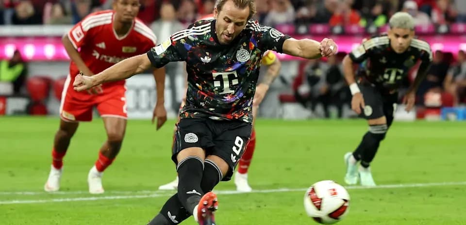 Jugador lanzando penalti durante un partido de fútbol