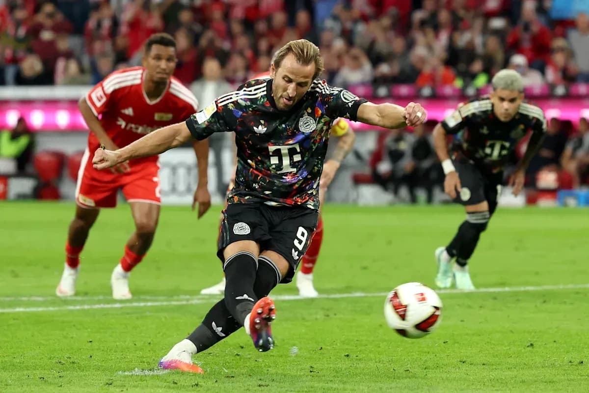 Jugador lanzando penalti durante un partido de fútbol