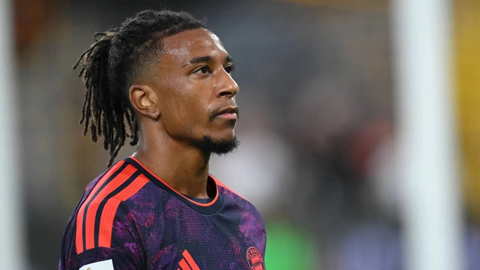 Jugador con camiseta de Bayern Múnich en el campo