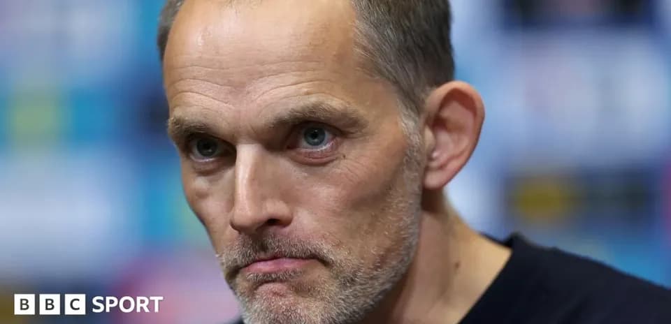 Entrenador en conferencia de prensa con fondo difuso