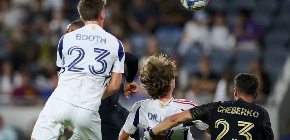 Dos jugadores compiten por el balón en el partido