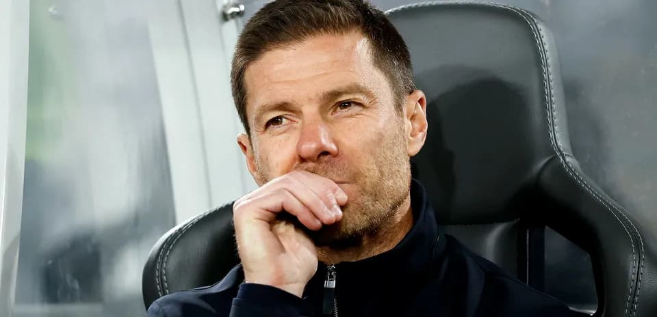 Entrenador pensativo en el banquillo del partido