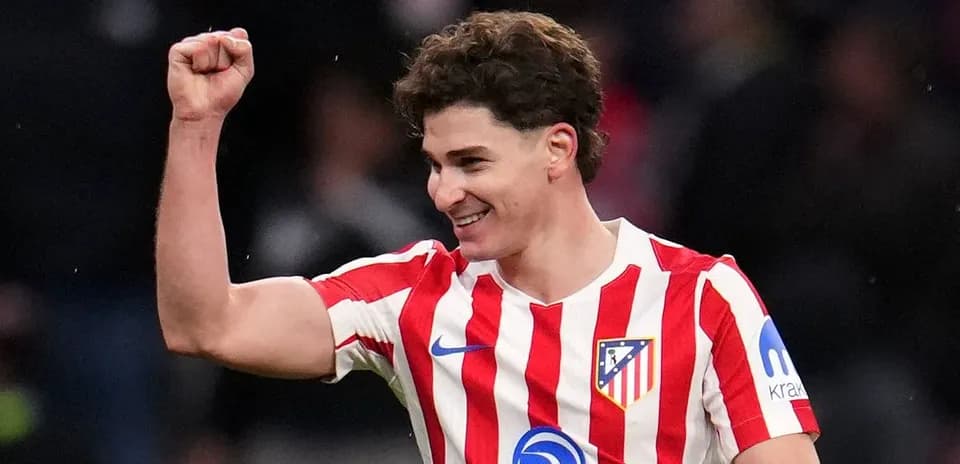 Jugador de Atlético de Madrid celebrando con el puño en alto