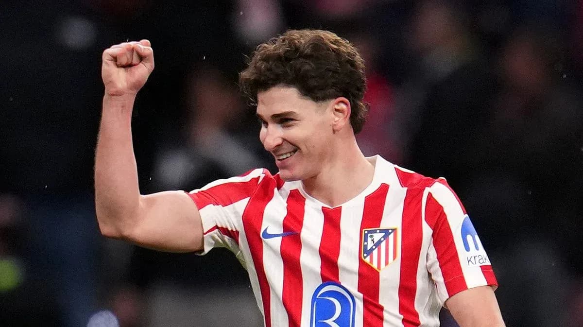Jugador de Atlético de Madrid celebrando con el puño en alto