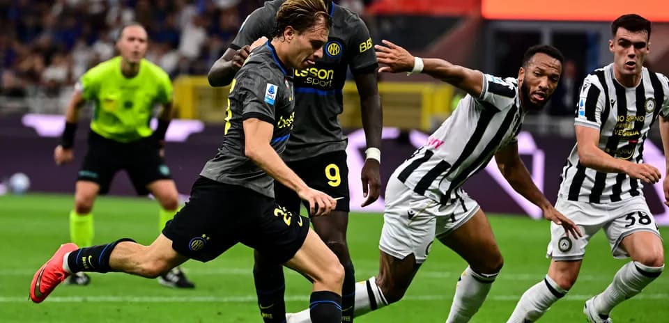 Jugador de Inter corriendo con el balón durante el partido