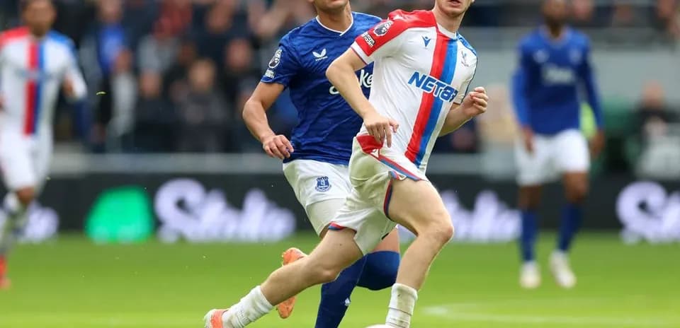 Jugador de Crystal Palace persiguiendo balón