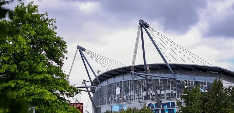 Vista del Etihad Stadium rodeado de árboles