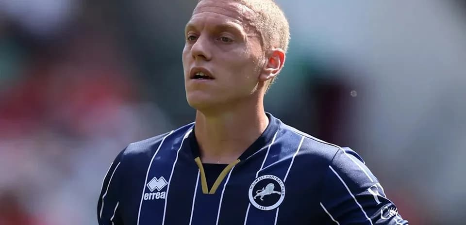 Jugador de Millwall en uniforme durante el partido