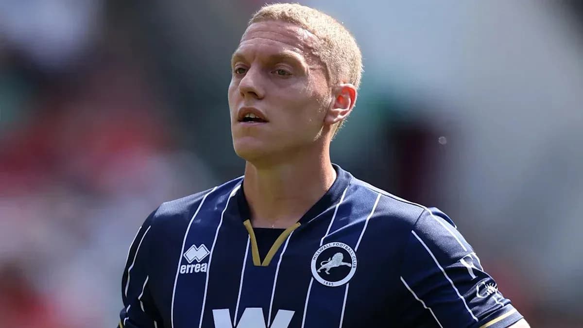 Jugador de Millwall en uniforme durante el partido