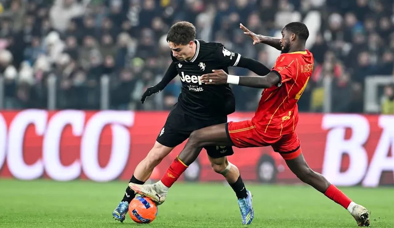 Jugador de Lecce desafiando a jugador de Juventus