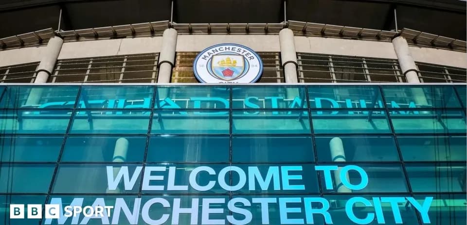 Fachada del Etihad Stadium con bienvenida a Manchester City